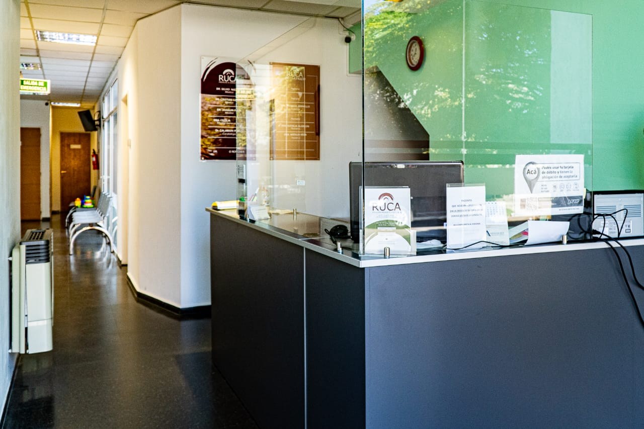 Recepción y sala de espera del centro pediátrico Ruca